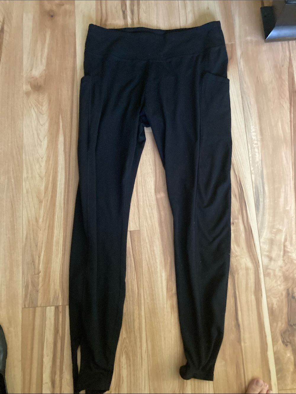 Pact Black leggings with side pockets (flawed)